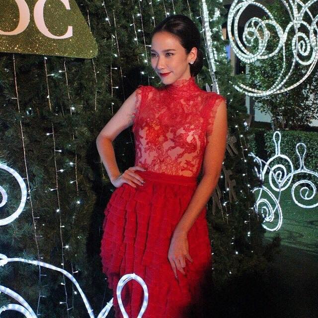 "อั้ม พัชราภา" สวยสง่าดุจนางพญาในชุดสีแดงสุดหรู ในงานเปิดไฟต้นคริสต์มาสอย่างอลังการ