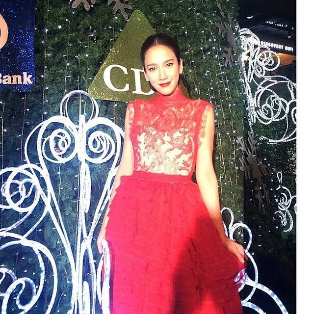 "อั้ม พัชราภา" สวยสง่าดุจนางพญาในชุดสีแดงสุดหรู ในงานเปิดไฟต้นคริสต์มาสอย่างอลังการ