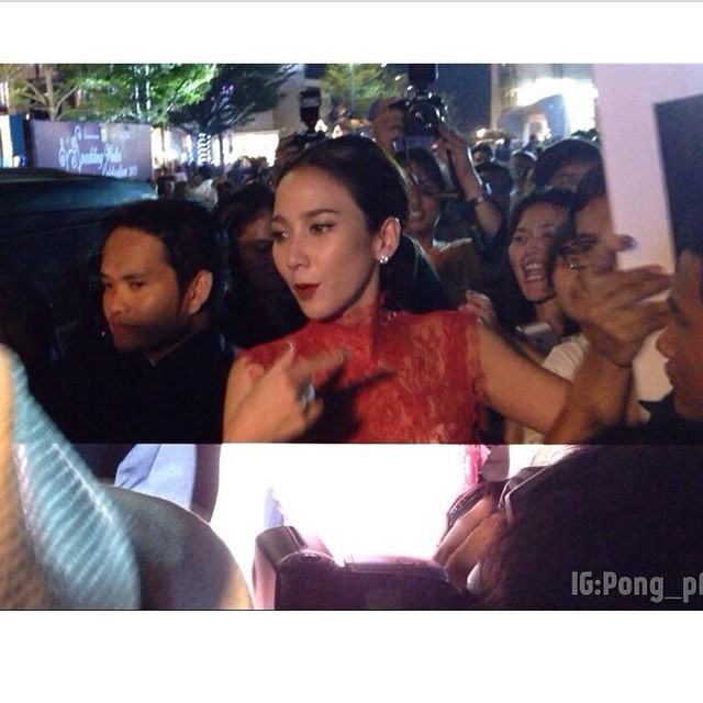 "อั้ม พัชราภา" สวยสง่าดุจนางพญาในชุดสีแดงสุดหรู ในงานเปิดไฟต้นคริสต์มาสอย่างอลังการ