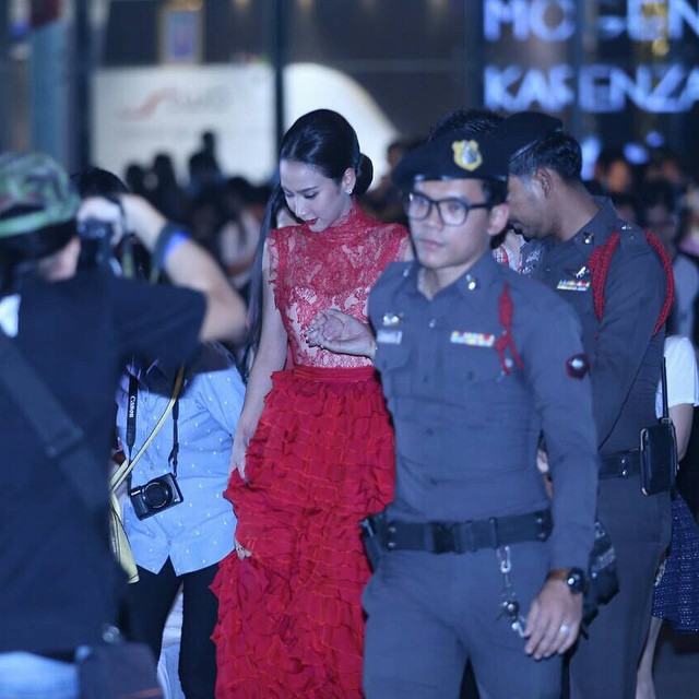 ซุปตาร์ "อั้ม-พัชราภา" ออกงาน ต้องใช้ระดับตำรวจคุมเข้มฝูงชนป้องกันห้างเเตก!!