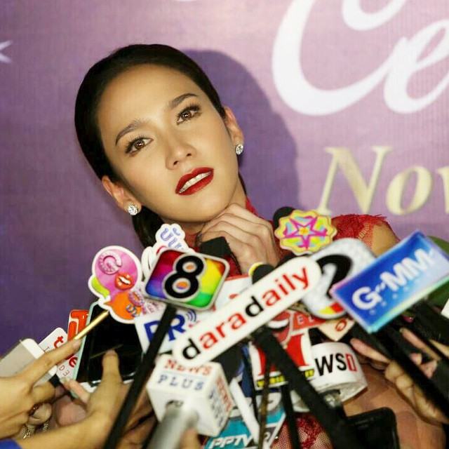 ซุปตาร์ "อั้ม-พัชราภา" ออกงาน ต้องใช้ระดับตำรวจคุมเข้มฝูงชนป้องกันห้างเเตก!!