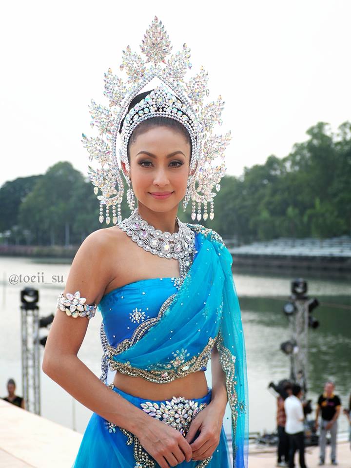 แคทรียา อิงลิช รับบท "นางมณีเมขลา" ในละครเวทีเทิดพระเกียรติ "พระมหาชนก เดอะ ฟีโนมีนอน ไลฟ์ โชว์"