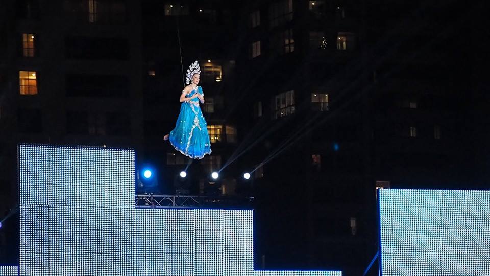 แคทรียา อิงลิช รับบท "นางมณีเมขลา" ในละครเวทีเทิดพระเกียรติ "พระมหาชนก เดอะ ฟีโนมีนอน ไลฟ์ โชว์"