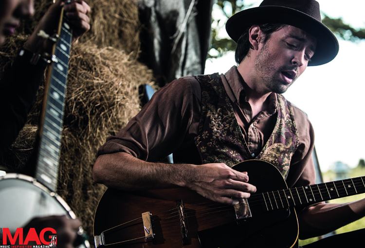 หล่อเข้มกระชากใจสาว ฮิวโก้ vs เป้-อารักษ์ Guitar Mag 489 Country Music Issue