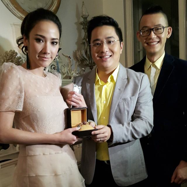 งานไฮโซป็อบ DIOR "อั้ม พัชราภา" สร้อยข้อมือหินเสริมดวงชะตา