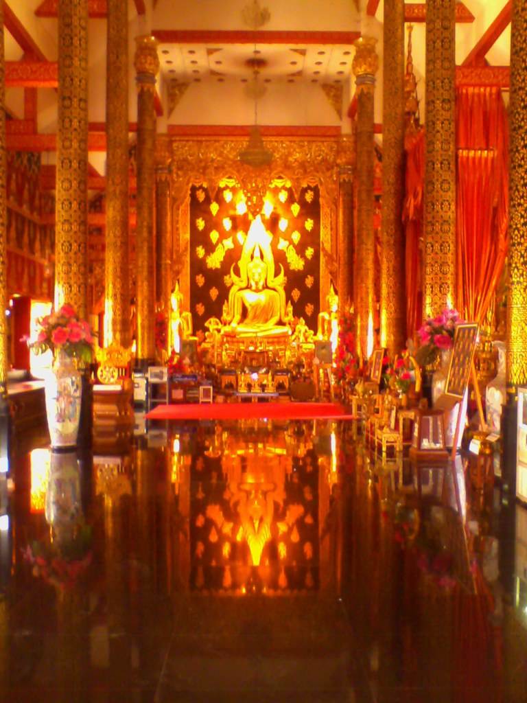พระพุทธชินราช ในวิหารวัด