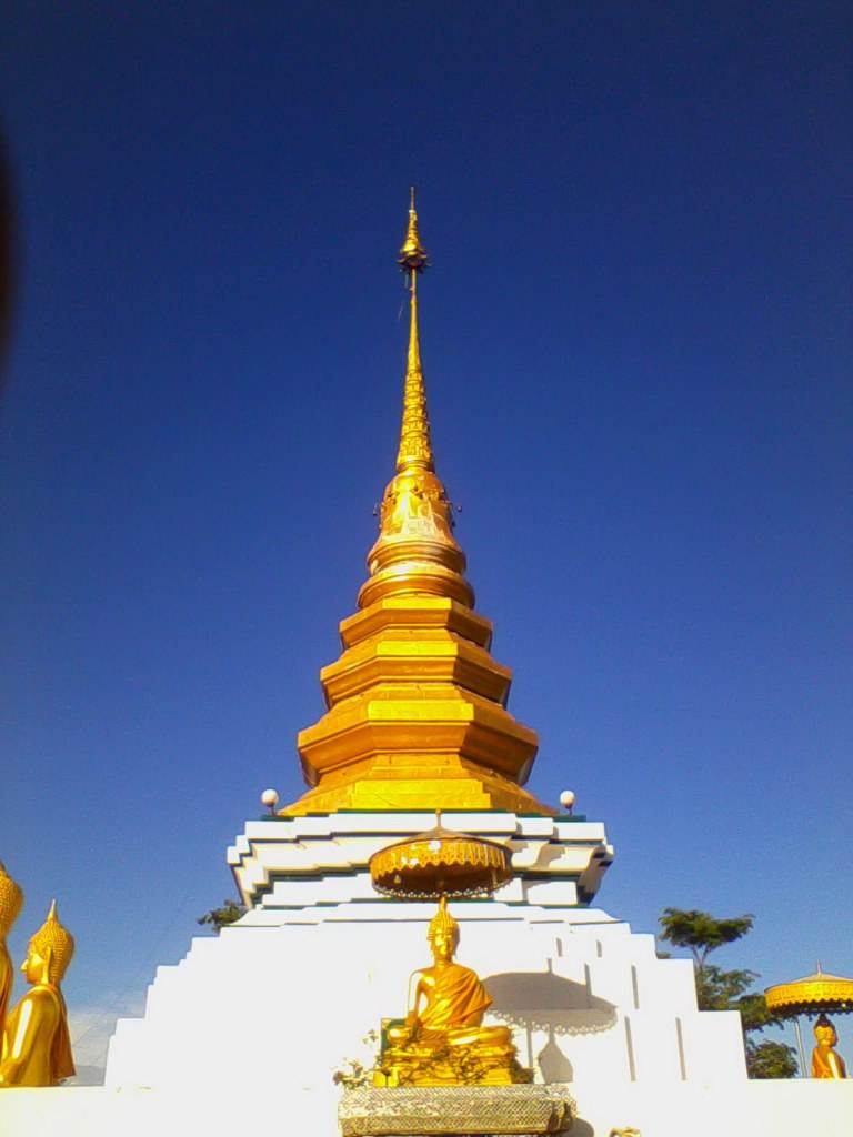 เจดีย์ที่สร้างครอบพระพุทธรูปเเละเทวะรูปฤาษีเอาไว้