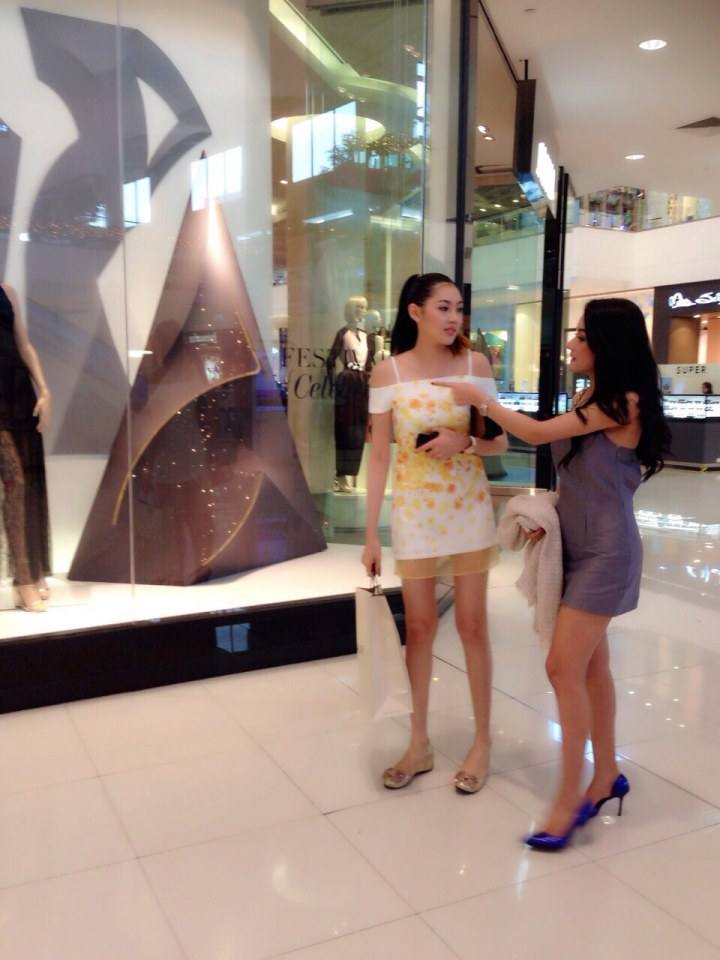 2 เจ้าแม่เซ็กซี่ โชว์เบี้ยนสวีทกลางห้างดัง เก๋ เลเดอเรอร์ - กระต่าย แม๊กซิม