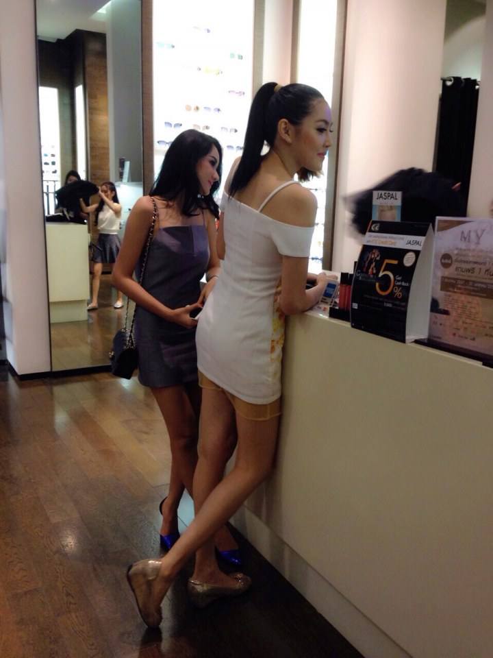 2 เจ้าแม่เซ็กซี่ โชว์เบี้ยนสวีทกลางห้างดัง เก๋ เลเดอเรอร์ - กระต่าย แม๊กซิม