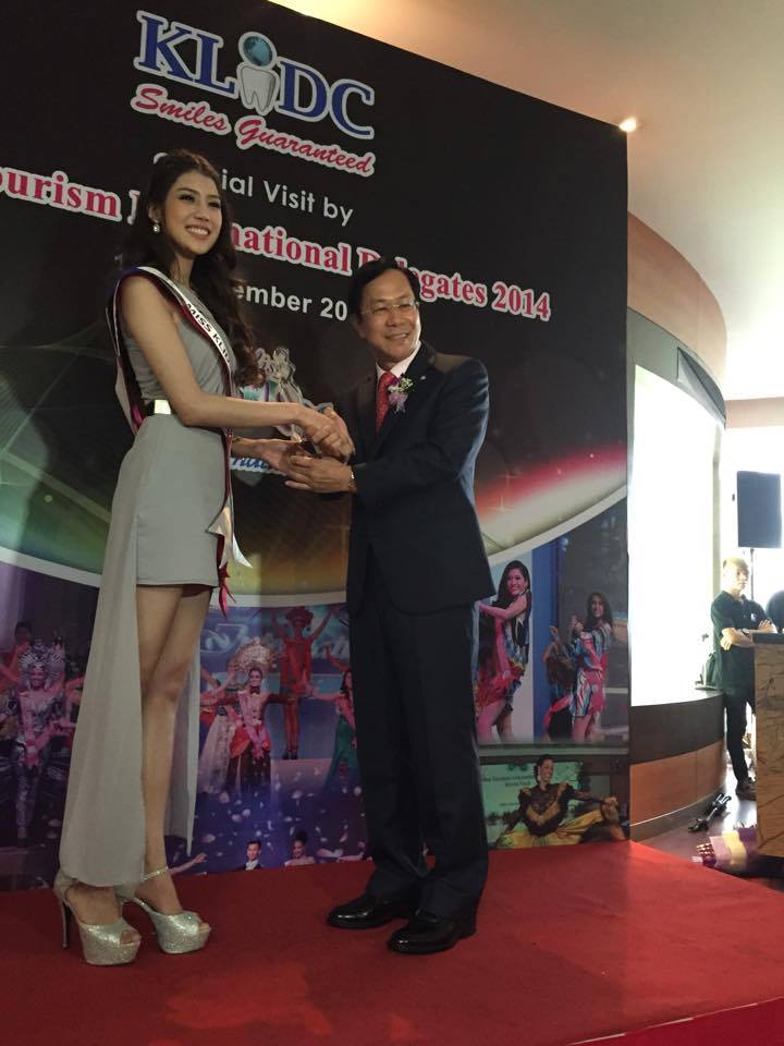 ขอแสดงความยินดีกับน้องพลอยครับกับรางวัลแรก Miss KLIDC Beautiful Smile ที่ประเทศมาเลเซีย