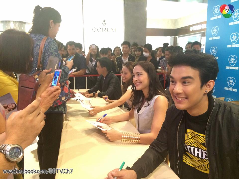 บรรยากาศ การเดินสายเเจกปฎิทินช่อง 7 ห้างเเทบเเตกคนเเน่นมาก!!