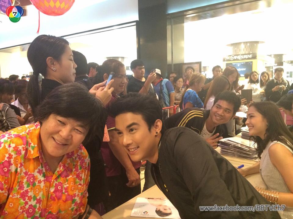 บรรยากาศ การเดินสายเเจกปฎิทินช่อง 7 ห้างเเทบเเตกคนเเน่นมาก!!