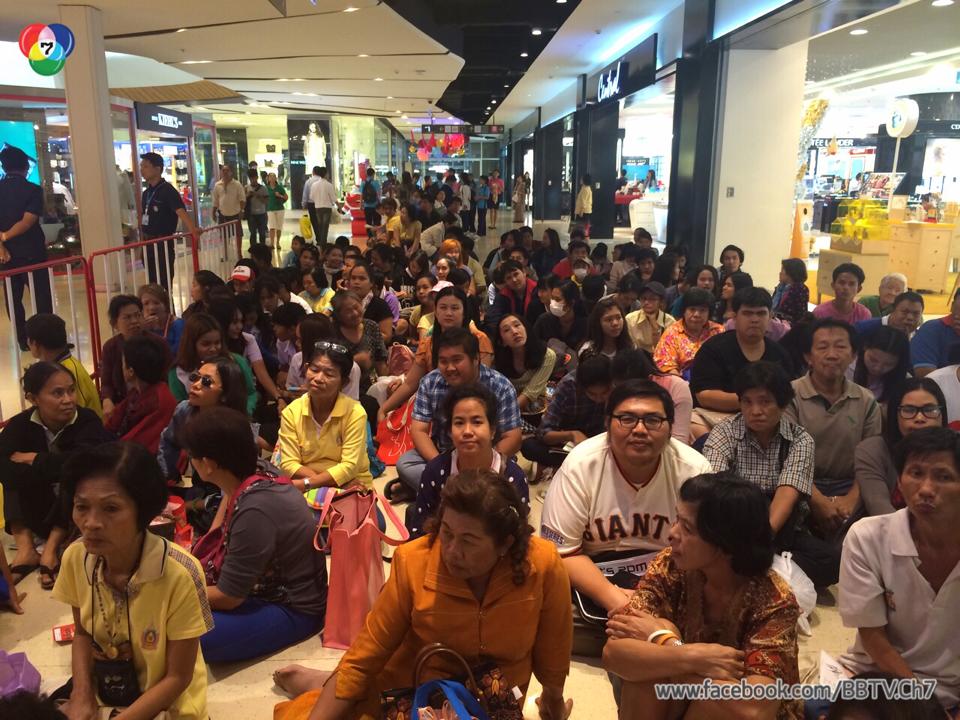 บรรยากาศ การเดินสายเเจกปฎิทินช่อง 7 ห้างเเทบเเตกคนเเน่นมาก!!