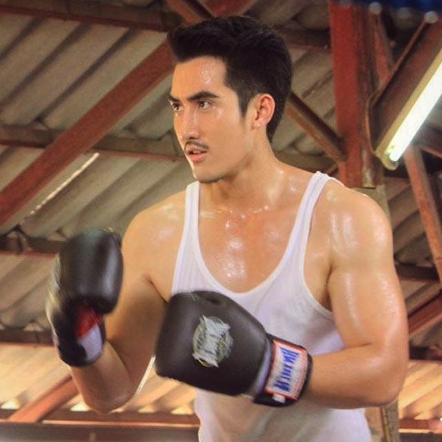 เหงื่อแตกซี๊ด!!!  แอบส่องพระเอกออกกำลังกาย