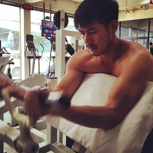 เหงื่อแตกซี๊ด!!!  แอบส่องพระเอกออกกำลังกาย
