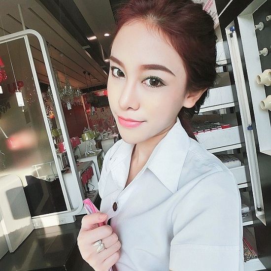 ผิวขาวใส กับ สาวมิ้ง เน็ตไอดอลสาวชื่อดัง