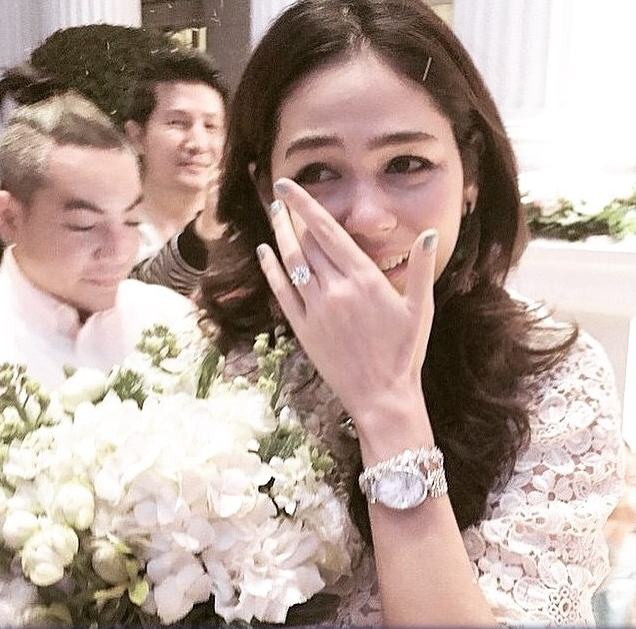 สุดยอดโรแมนติก "น็อต" ทำเซอร์ไพรส์ คุกเข่าขอ "ชมพู่-อารยา" แต่งงาน