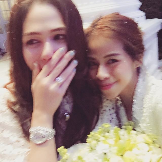 สุดยอดโรแมนติก "น็อต" ทำเซอร์ไพรส์ คุกเข่าขอ "ชมพู่-อารยา" แต่งงาน