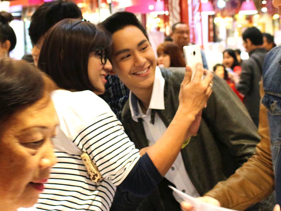 "น้องโดนัท ภัทรพลฒ์" ดาวดวงใหม่เเห่งช่อง 7 สีพร้อมเหล่านักเเสดงเดินสายเเจกปฎิทิน!!