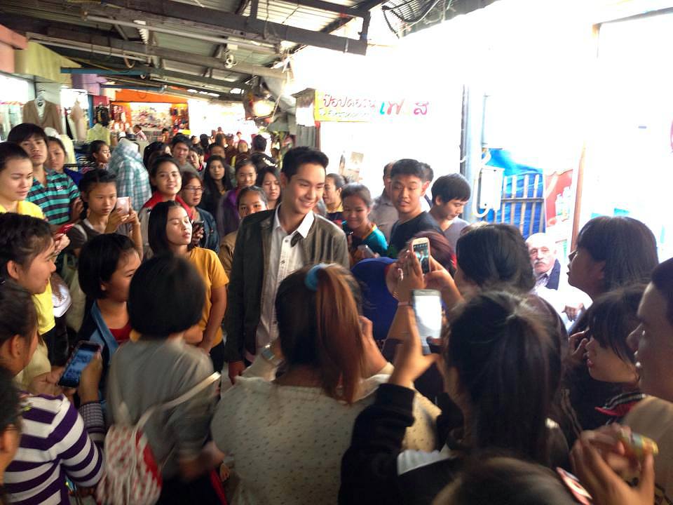 "น้องโดนัท ภัทรพลฒ์" ดาวดวงใหม่เเห่งช่อง 7 สีพร้อมเหล่านักเเสดงเดินสายเเจกปฎิทิน!!