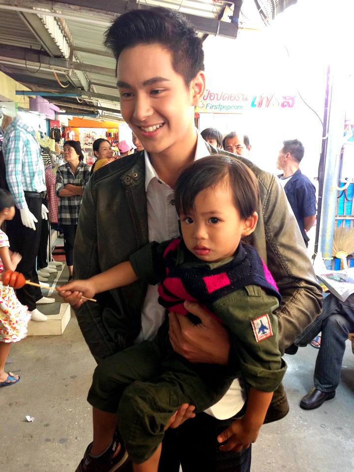 "น้องโดนัท ภัทรพลฒ์" ดาวดวงใหม่เเห่งช่อง 7 สีพร้อมเหล่านักเเสดงเดินสายเเจกปฎิทิน!!
