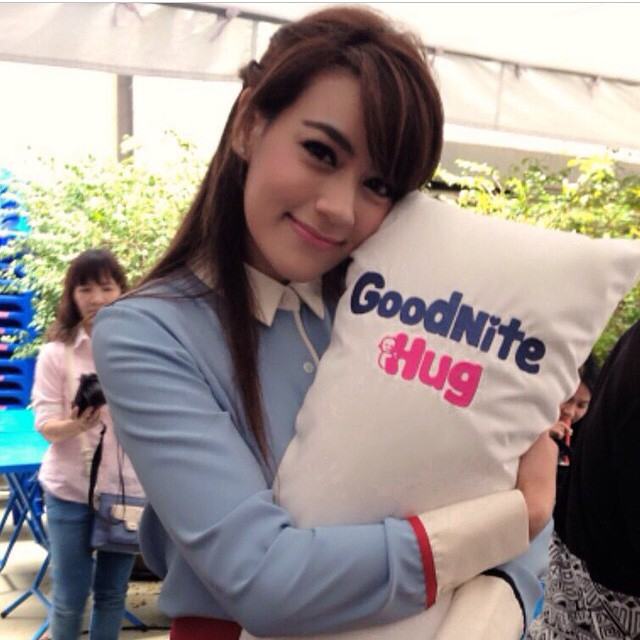 เหล่าดาราชวนกอด...