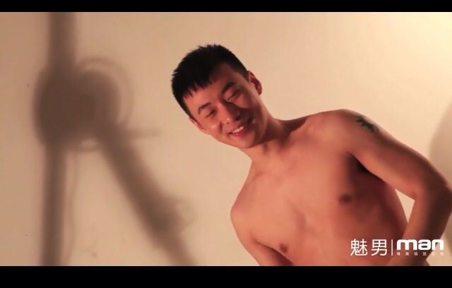 เบื้องหลังถ่ายแบบสุดเสียวของนายแบบจีน !