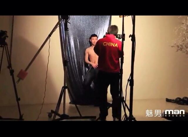เบื้องหลังถ่ายแบบสุดเสียวของนายแบบจีน !