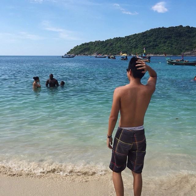 โชว์ด้านหน้า บ้างสิอร๊ะ หนุ่มโดนเด็กหัวทองบัง อิอิ