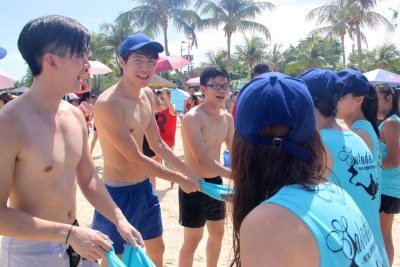 มหกรรมนักว่ายน้ำหนุ่มขบเผาะ