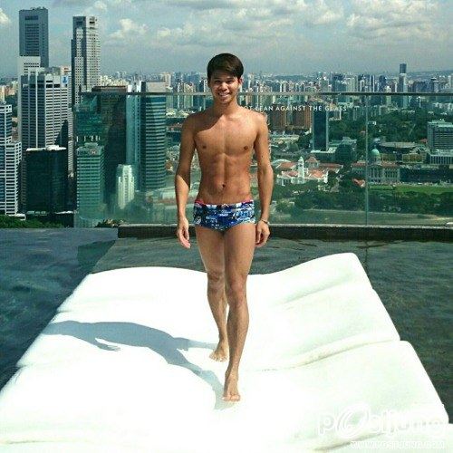 มหกรรมนักว่ายน้ำหนุ่มขบเผาะ