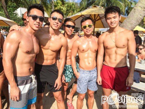 มหกรรมนักว่ายน้ำหนุ่มขบเผาะ