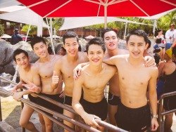 มหกรรมนักว่ายน้ำหนุ่มขบเผาะ