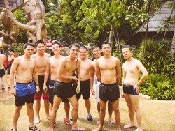 มหกรรมนักว่ายน้ำหนุ่มขบเผาะ