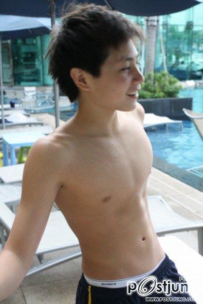 มหกรรมนักว่ายน้ำหนุ่มขบเผาะ