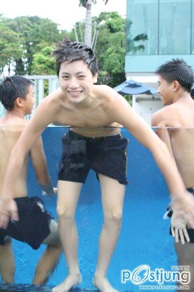 มหกรรมนักว่ายน้ำหนุ่มขบเผาะ