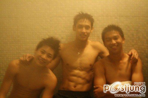 มหกรรมนักว่ายน้ำหนุ่มขบเผาะ