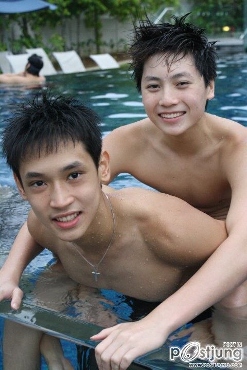 มหกรรมนักว่ายน้ำหนุ่มขบเผาะ