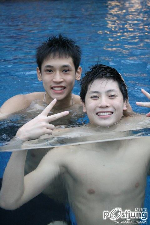 มหกรรมนักว่ายน้ำหนุ่มขบเผาะ
