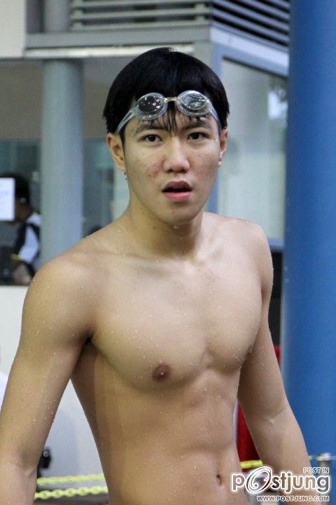 มหกรรมนักว่ายน้ำหนุ่มขบเผาะ