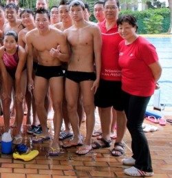 มหกรรมนักว่ายน้ำหนุ่มขบเผาะ
