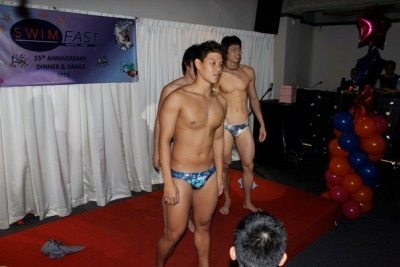 มหกรรมนักว่ายน้ำหนุ่มขบเผาะ