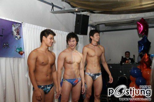 มหกรรมนักว่ายน้ำหนุ่มขบเผาะ