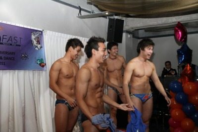 มหกรรมนักว่ายน้ำหนุ่มขบเผาะ