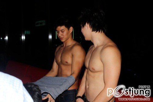 มหกรรมนักว่ายน้ำหนุ่มขบเผาะ