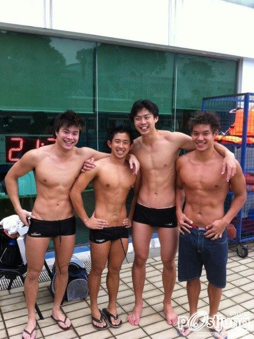 มหกรรมนักว่ายน้ำหนุ่มขบเผาะ