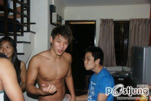 มหกรรมนักว่ายน้ำหนุ่มขบเผาะ