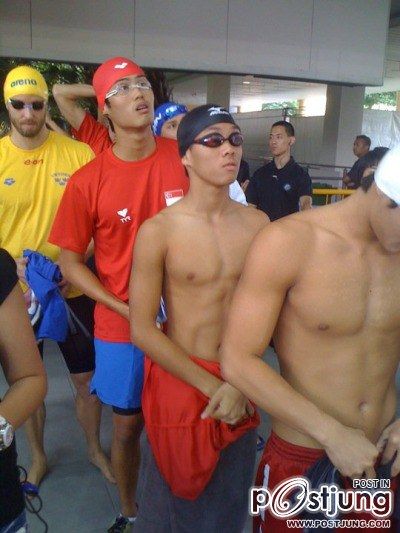มหกรรมนักว่ายน้ำหนุ่มขบเผาะ