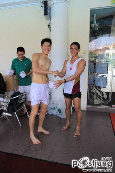 มหกรรมนักว่ายน้ำหนุ่มขบเผาะ