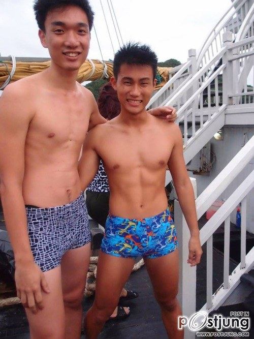 มหกรรมนักว่ายน้ำหนุ่มขบเผาะ